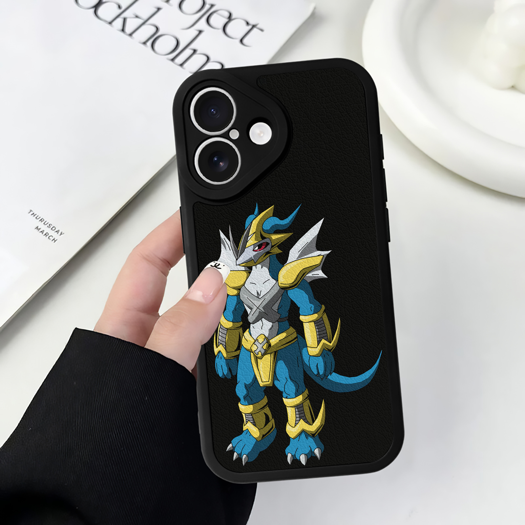 （画像用） Digimon デジタルモンスター/デジモン 【iPhone 16シリーズ対応】シリコンスマホケース（レザー調） 材質：シリコン